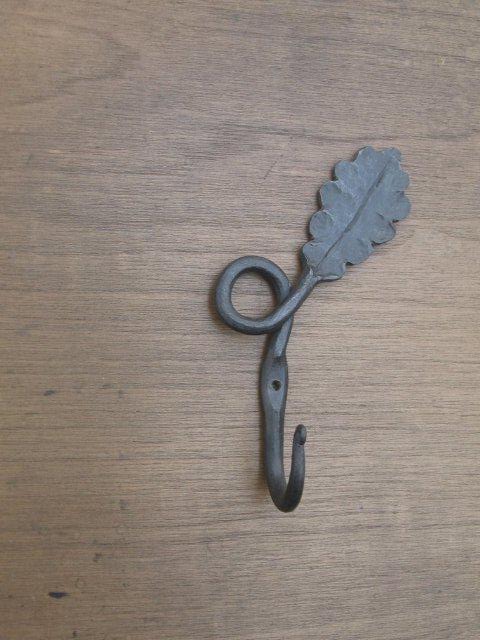 Oak leaf tie-back